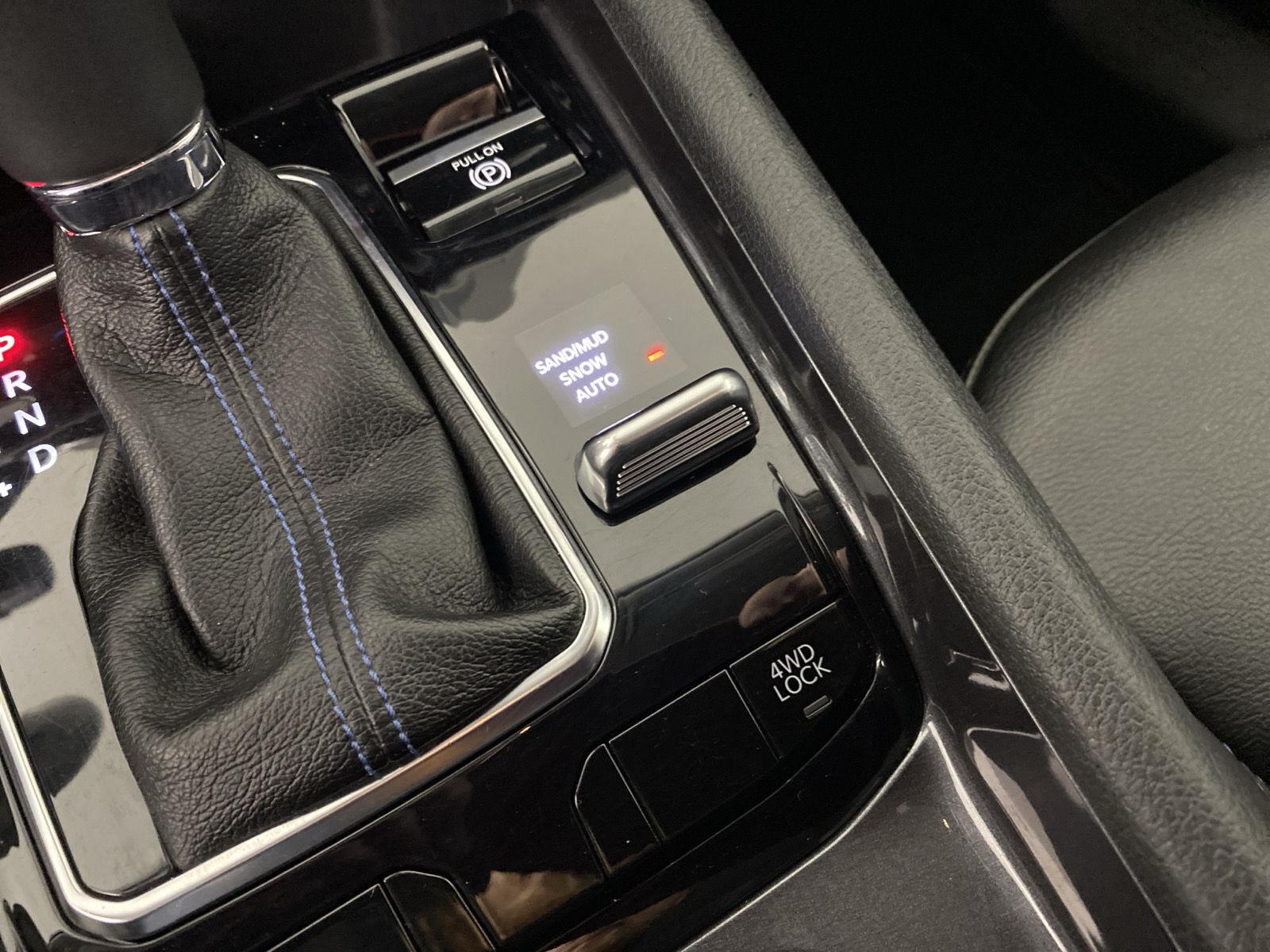 Used 2022 Diamond Black Crystal Pearlcoat Jeep Latitude image 28