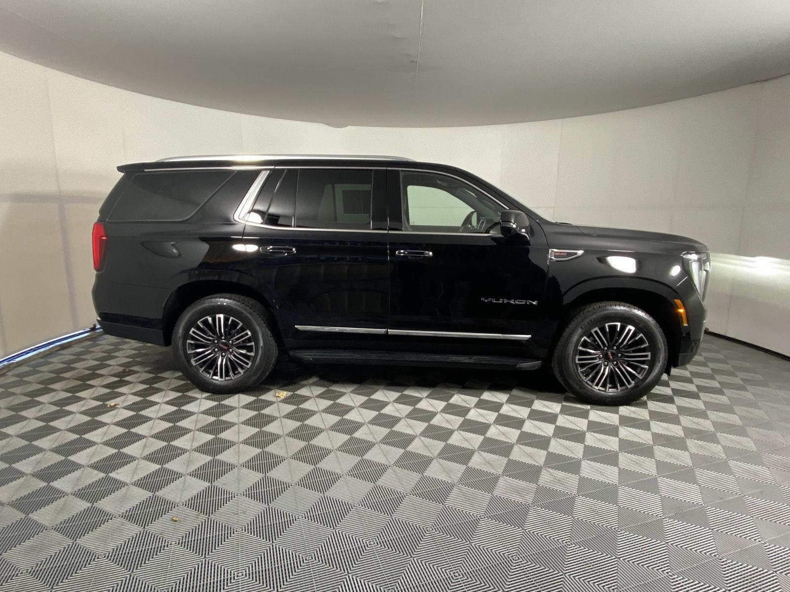 Used 2025 Onyx Black GMC Elevation image 3