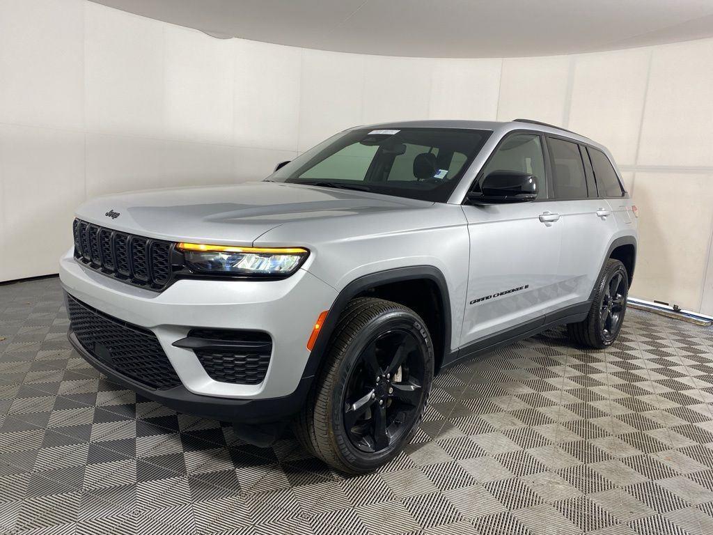 Used 2024 Silver Zynith Jeep Altitude X image 12