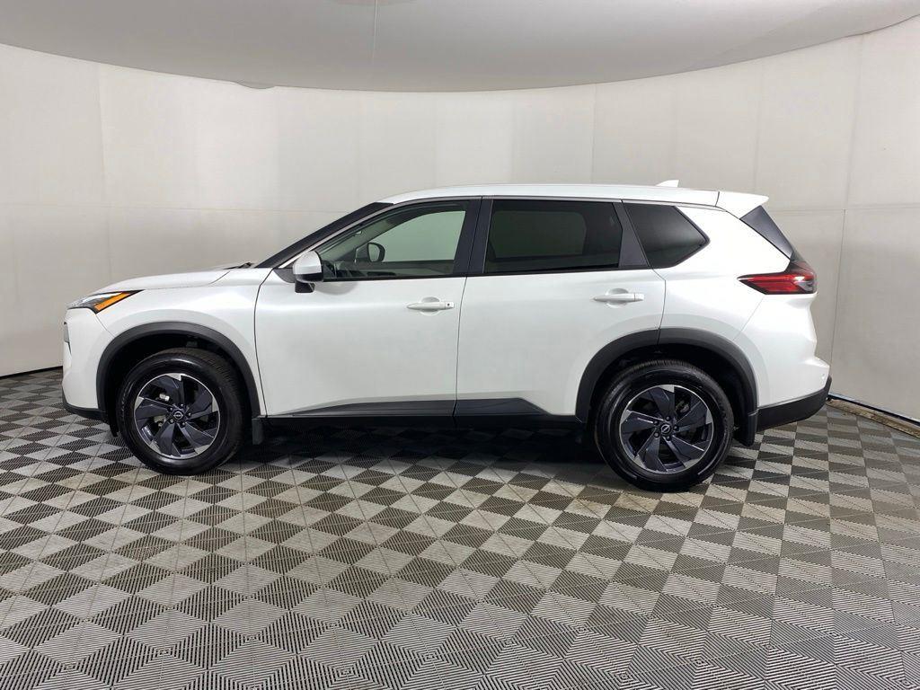 Used 2025 White Pearl Nissan SV image 5