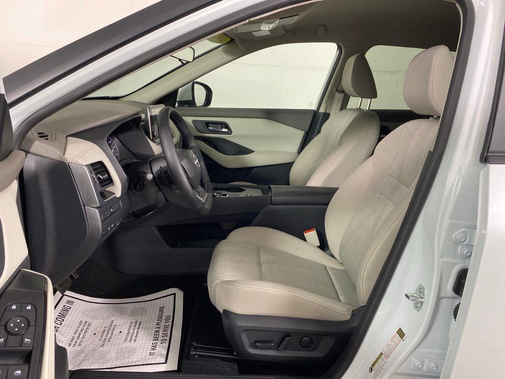 Used 2025 White Pearl Nissan SV image 10