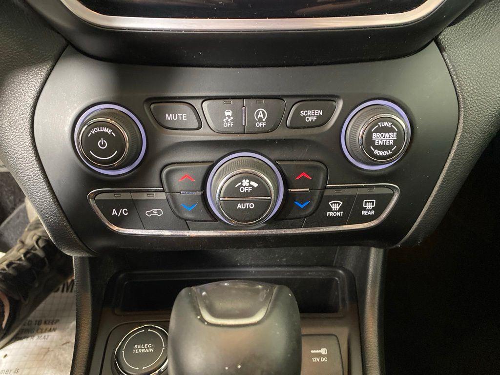 Used 2019 Bright White Clearcoat Jeep Limited image 25