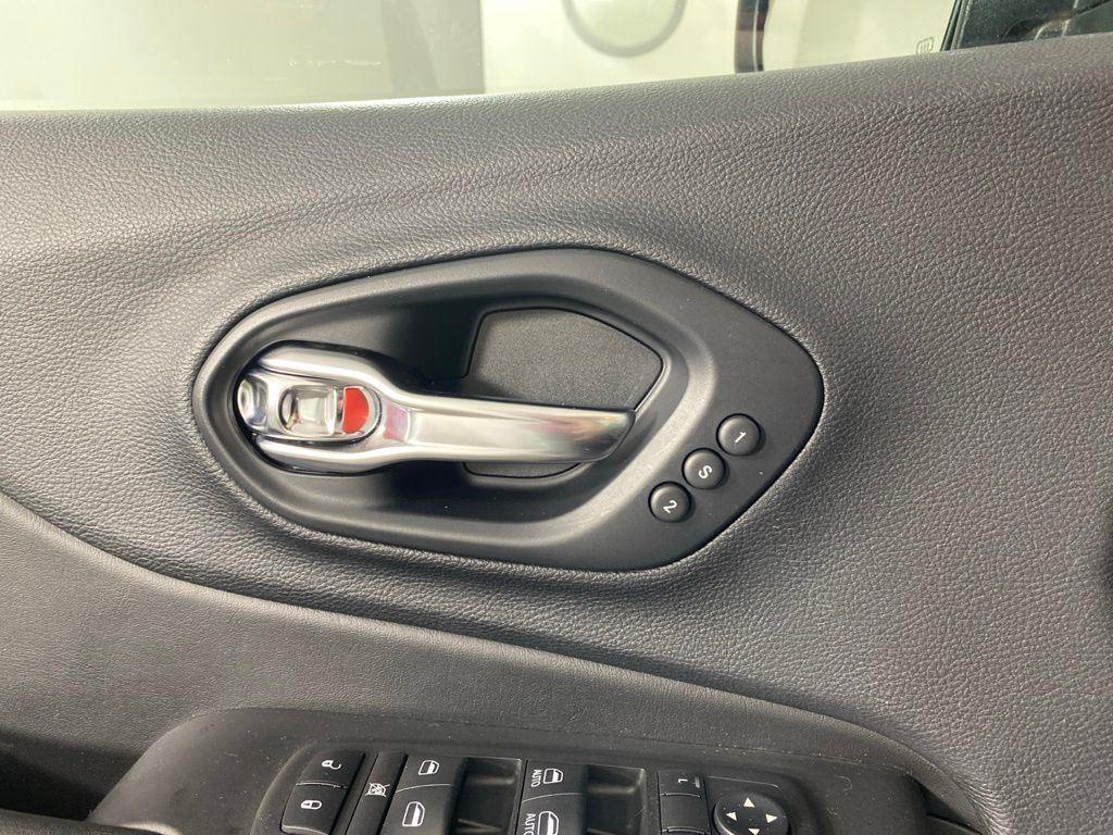 Used 2019 Bright White Clearcoat Jeep Limited image 27