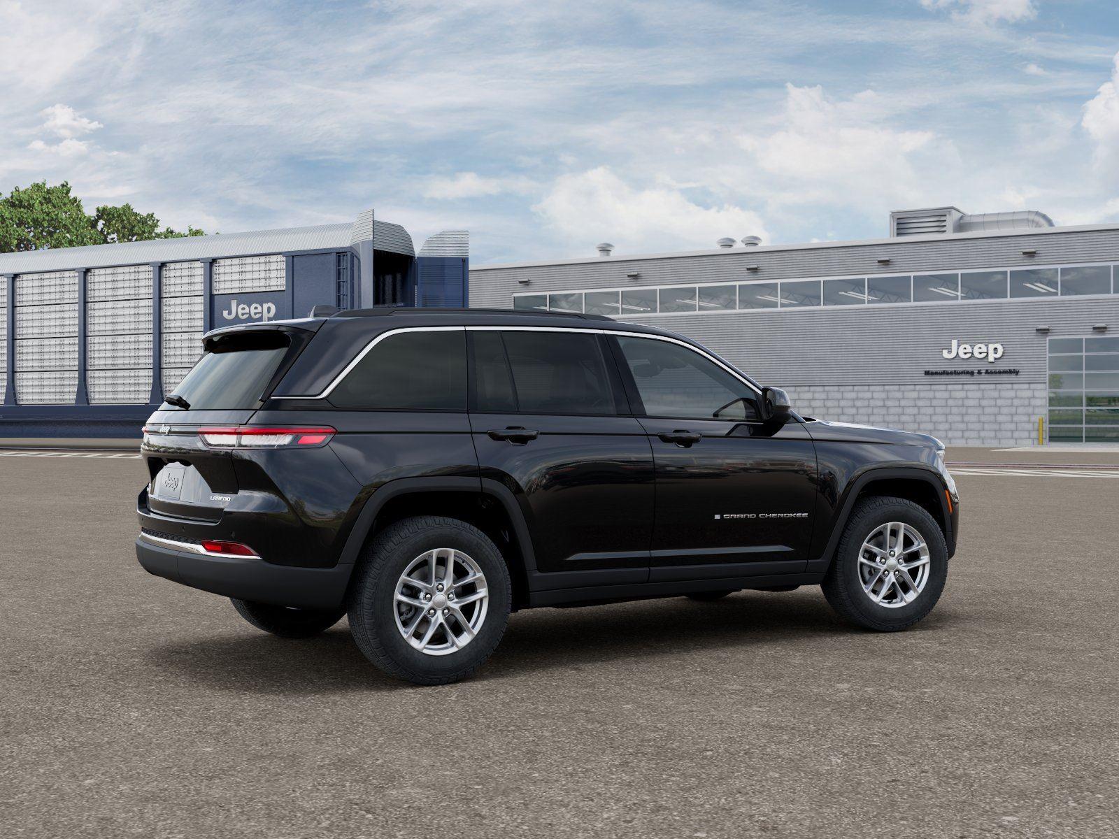 New 2026 Diamond Black Crystal Pearl-Coat Exterior Paint Jeep Laredo X image 4