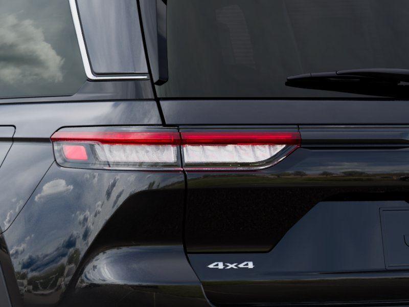 New 2026 Diamond Black Crystal Pearl-Coat Exterior Paint Jeep Laredo X image 9