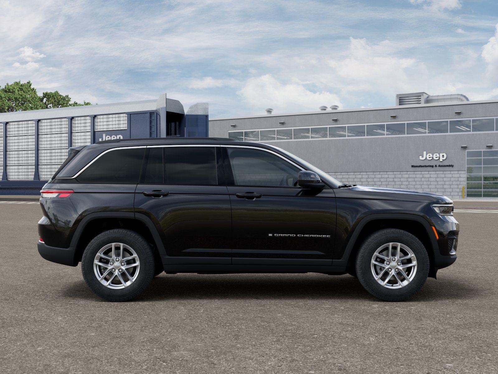 New 2026 Diamond Black Crystal Pearl-Coat Exterior Paint Jeep Laredo X image 21