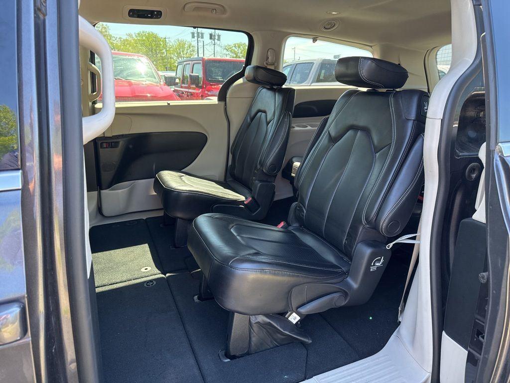 Used 2023 Crystal Metallic Chrysler Touring L image 4