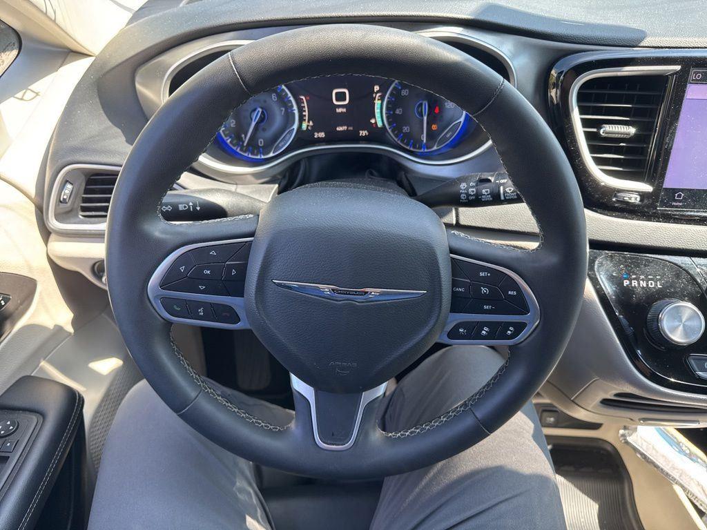 Used 2023 Gray Clearcoat Chrysler Touring L image 4