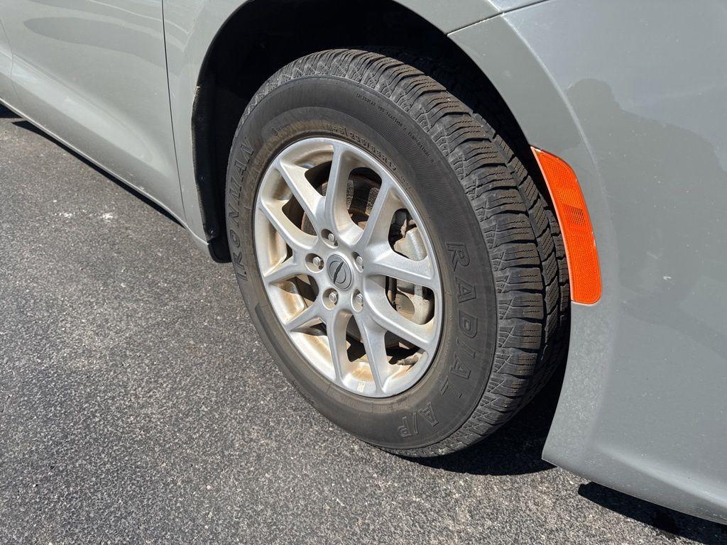 Used 2023 Gray Clearcoat Chrysler Touring L image 12