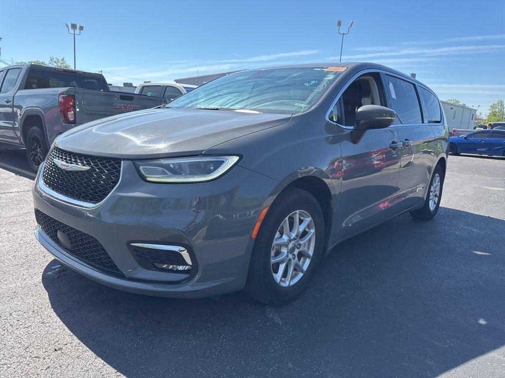 Used 2023 Gray Clearcoat Chrysler Touring L image 13