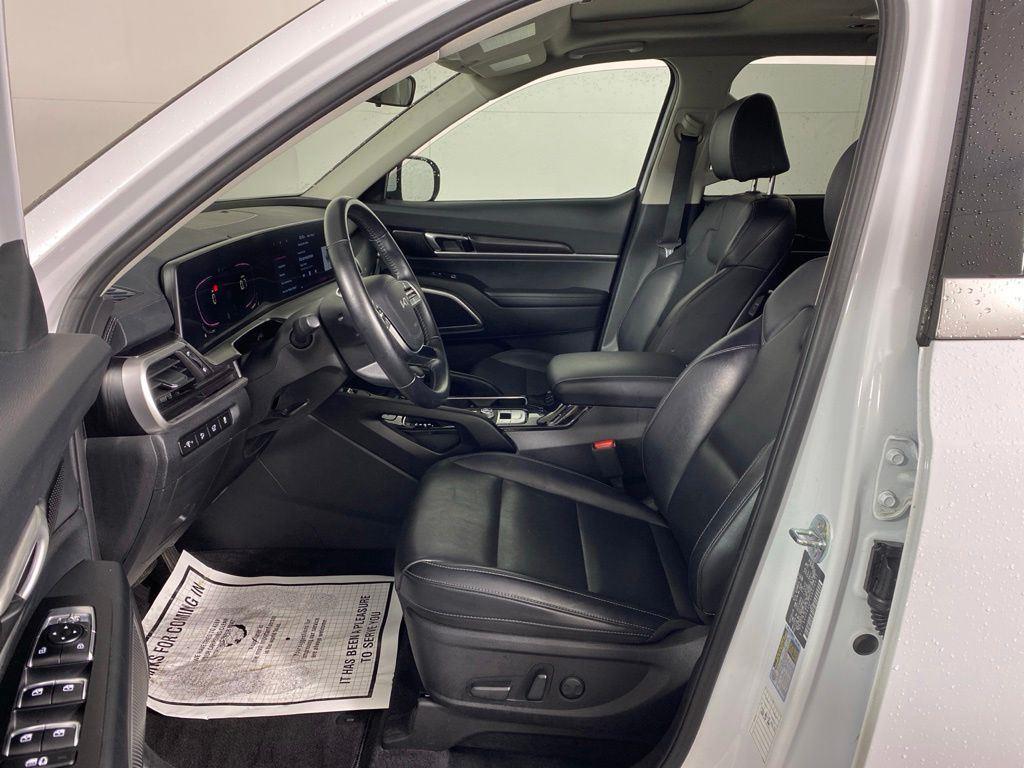 Used 2025 White Pearl Kia S image 9
