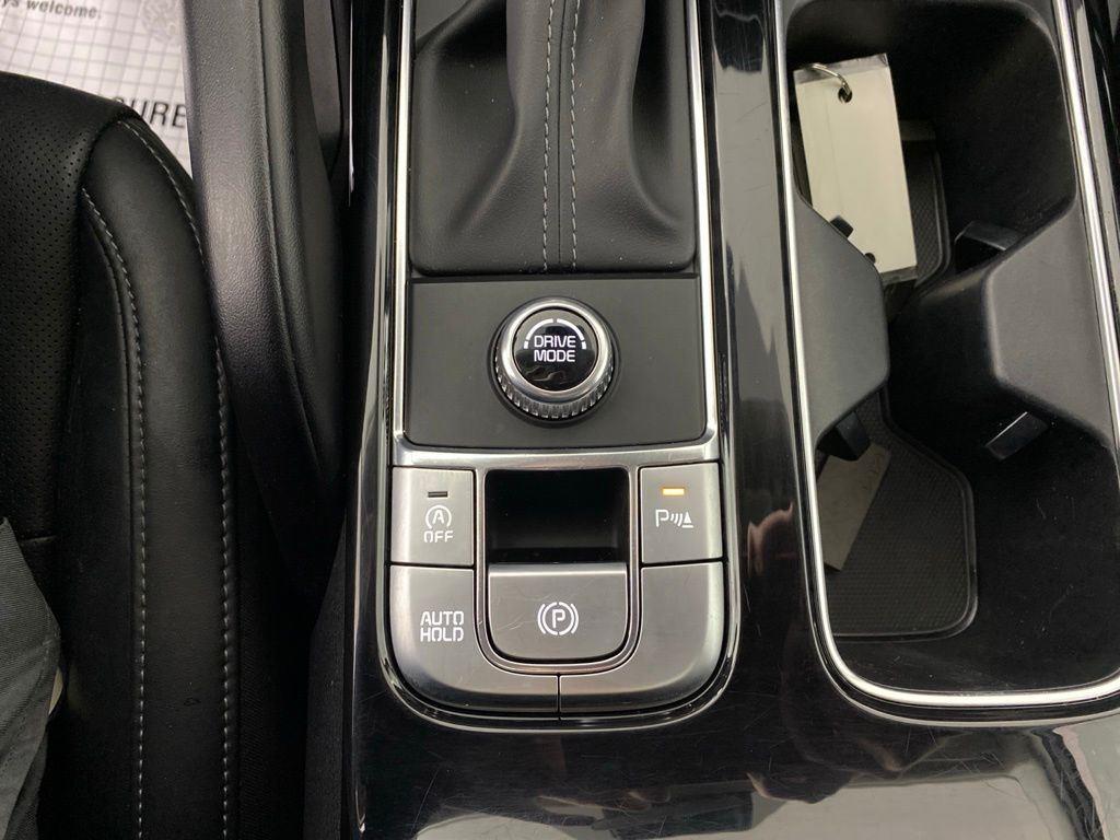 Used 2025 White Pearl Kia S image 27
