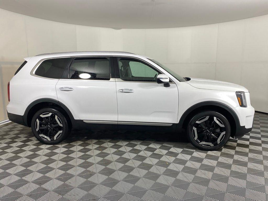 Used 2025 White Pearl Kia S image 3