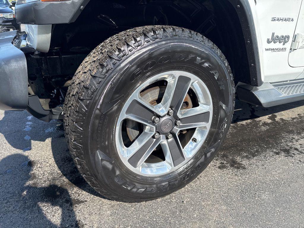 Used 2018 Bright White Clearcoat Jeep Unlimited Sahara image 12