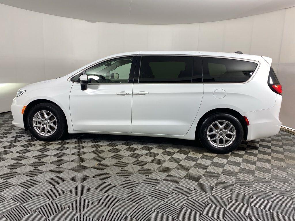 Used 2023 Bright White Clearcoat Chrysler Touring L image 15