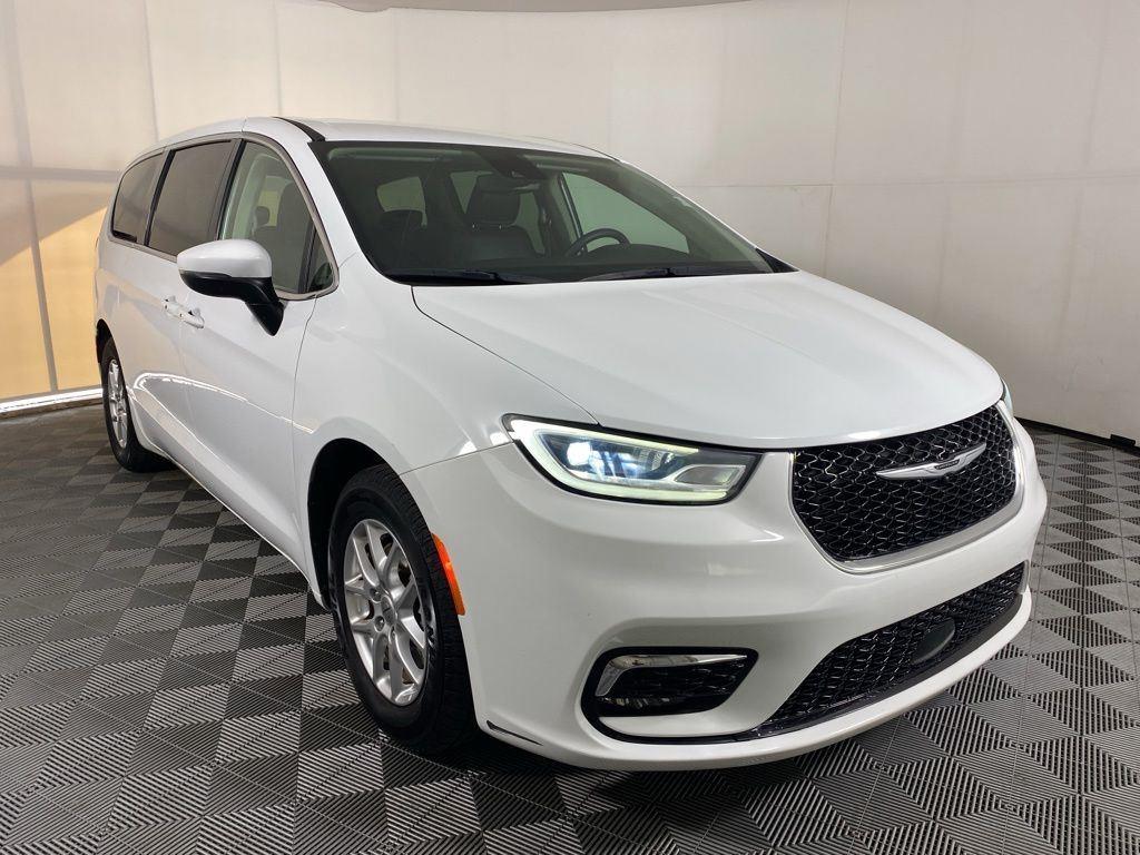 Used 2023 Bright White Clearcoat Chrysler Touring L image 19