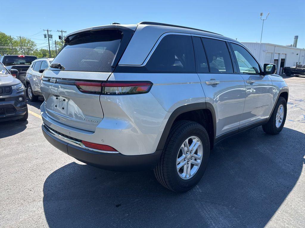 Used 2024 Silver Zynith Jeep Laredo image 6