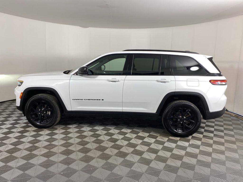 Used 2024 Bright White Clearcoat Jeep Altitude X image 14