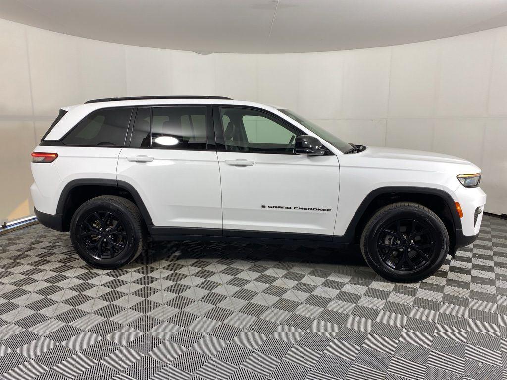 Used 2024 Bright White Clearcoat Jeep Altitude X image 4