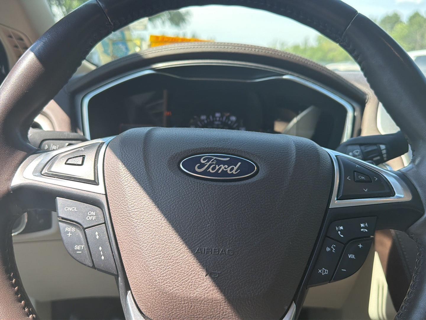 Used 2017 White Platinum Metallic Tri-Coat Ford Platinum image 9