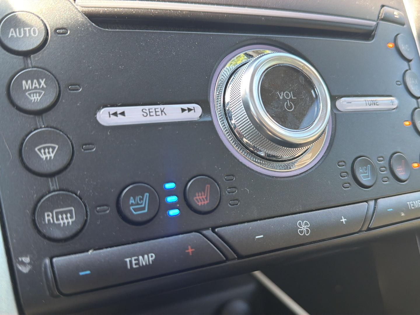 Used 2017 White Platinum Metallic Tri-Coat Ford Platinum image 12