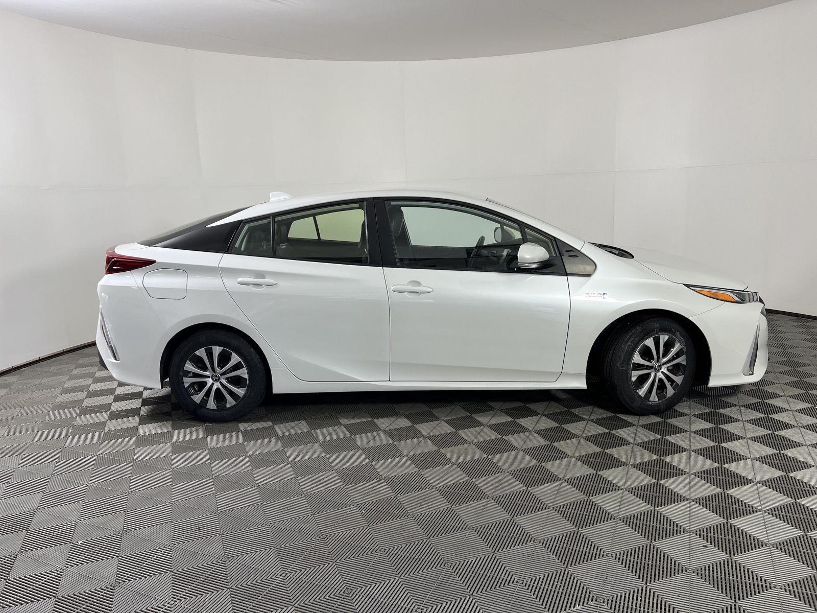 Used 2022 Wind Chill Pearl Toyota XLE image 2