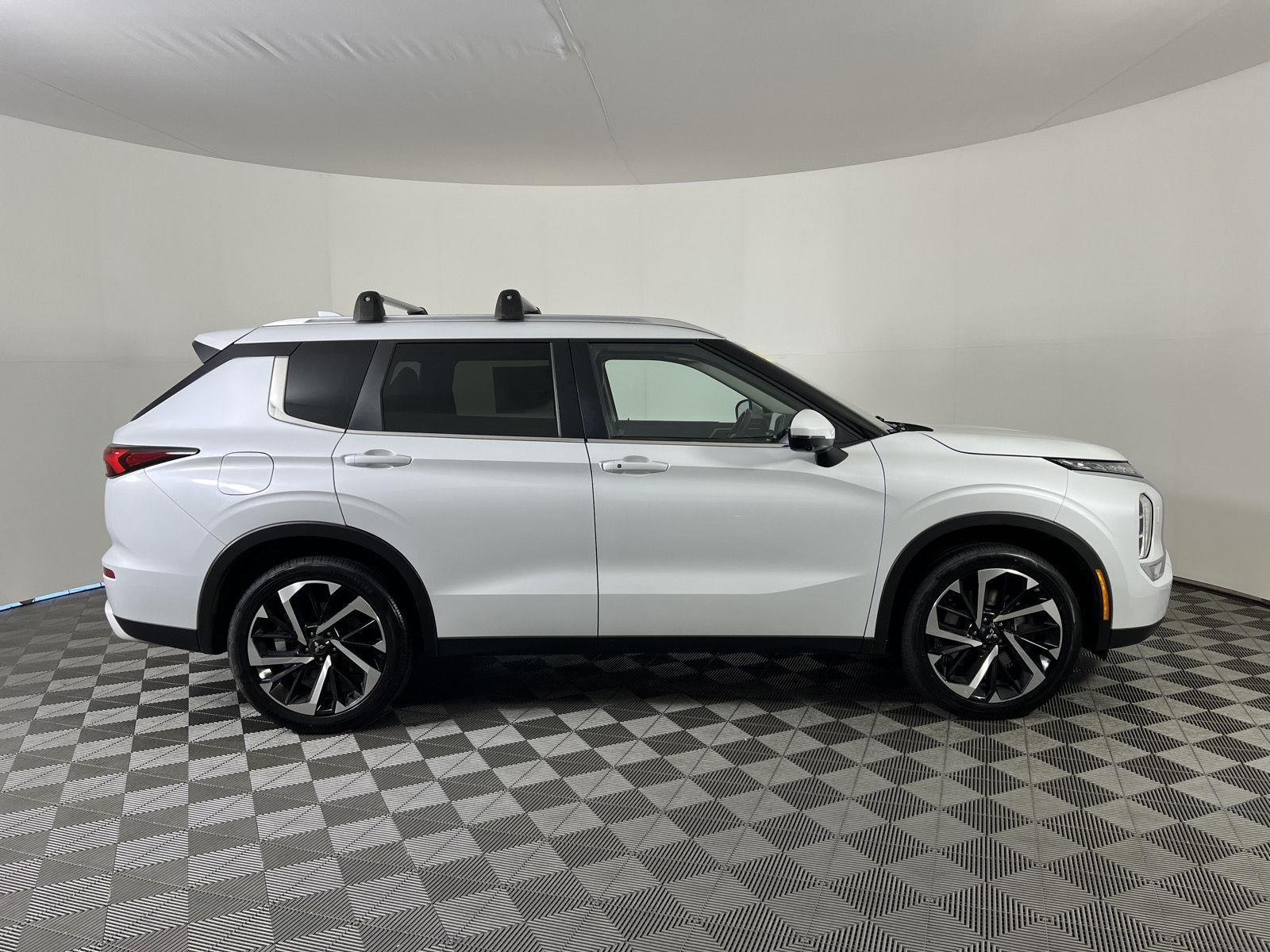 Used 2023 White Diamond Mitsubishi SE image 3