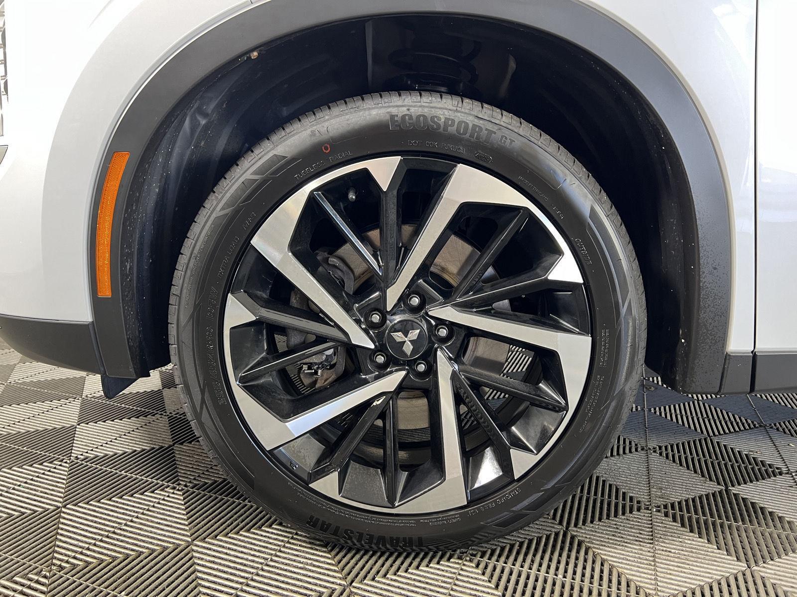 Used 2023 White Diamond Mitsubishi SE image 11