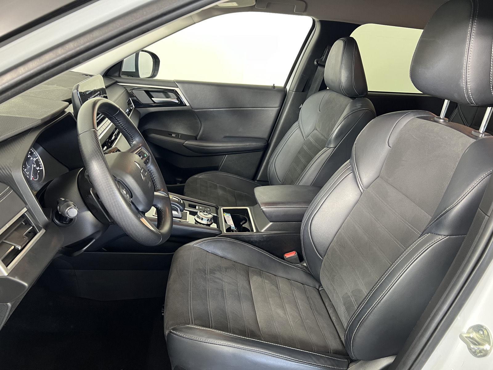 Used 2023 White Diamond Mitsubishi SE image 13