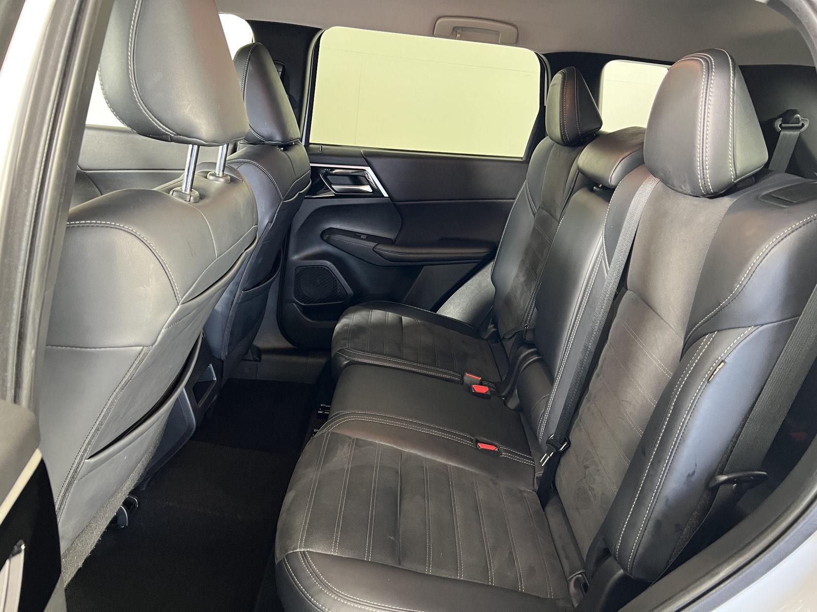 Used 2023 White Diamond Mitsubishi SE image 27