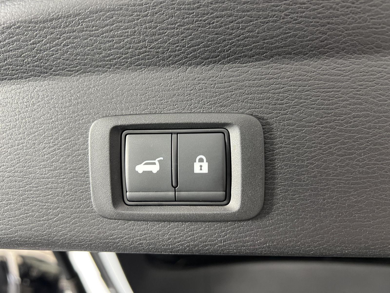 Used 2023 White Diamond Mitsubishi SE image 31