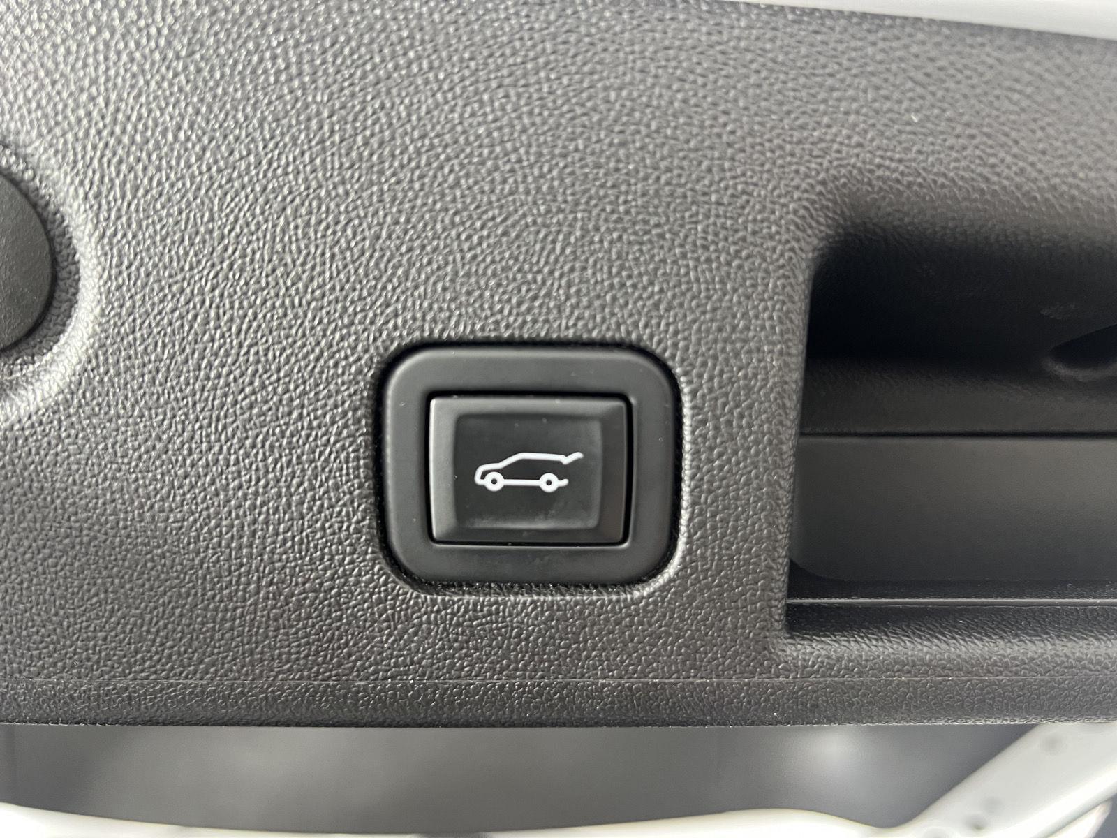 Used 2023 Summit White Chevrolet LT image 27