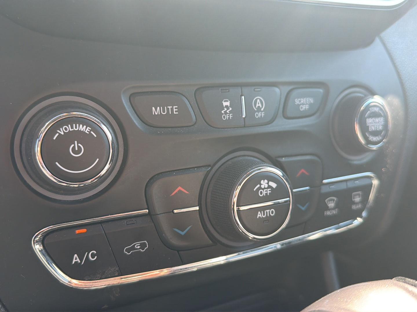 Used 2019 Billet Silver Metallic Clearcoat Jeep Limited image 20