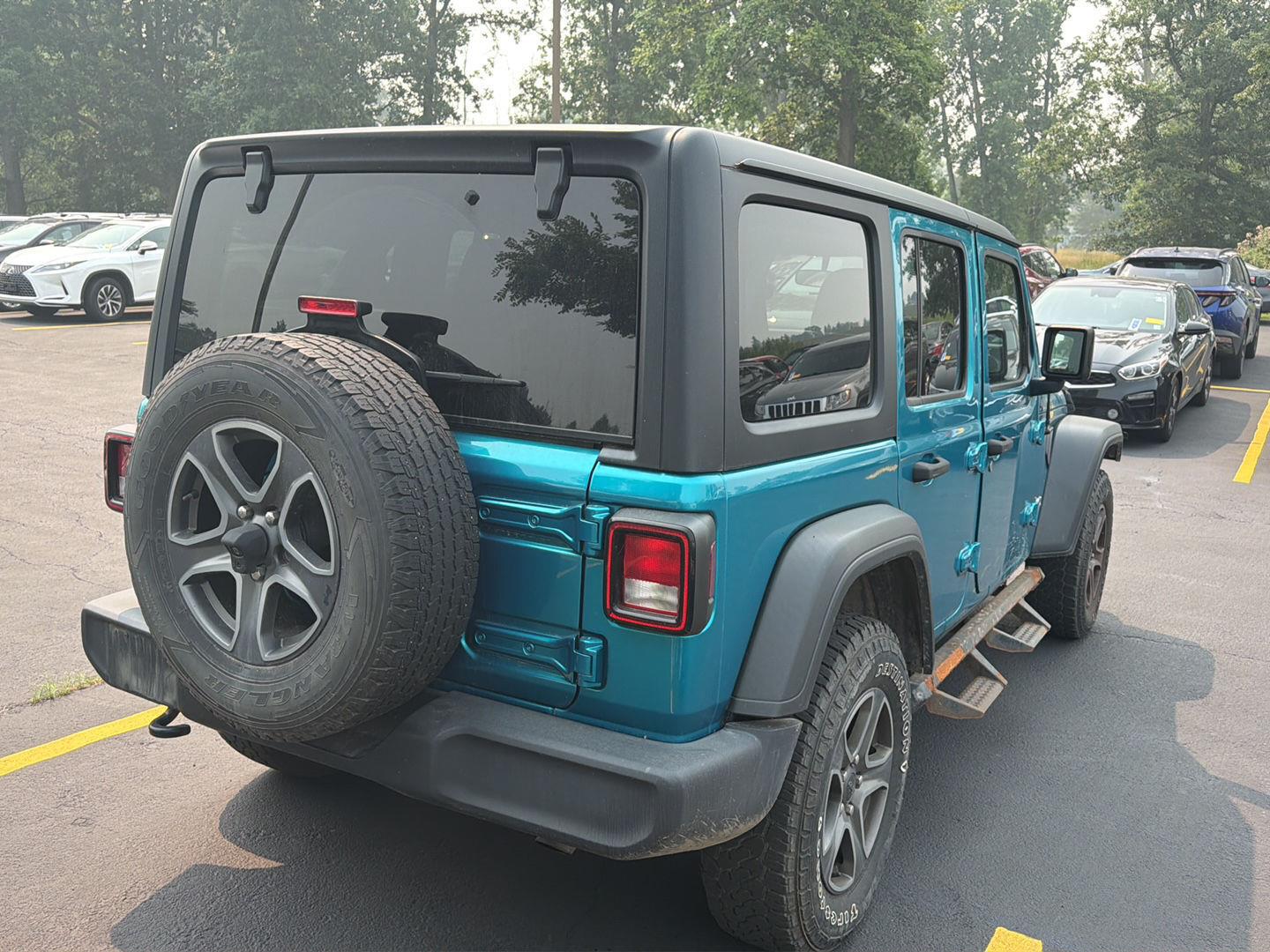 Used 2019 Bikini Pearlcoat Jeep Sport S image 6