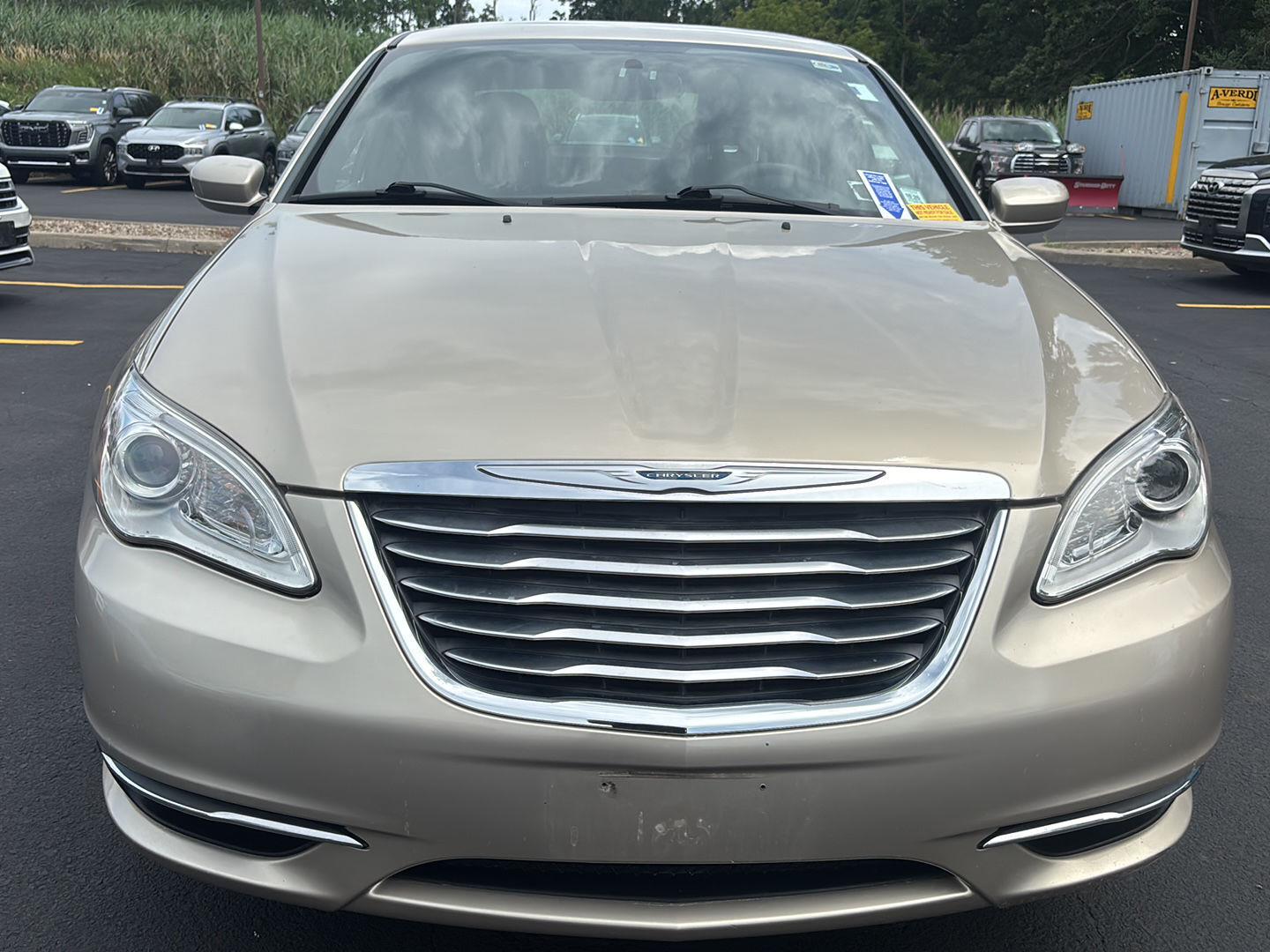 Used 2013 Cashmere Pearl Chrysler Touring image 2