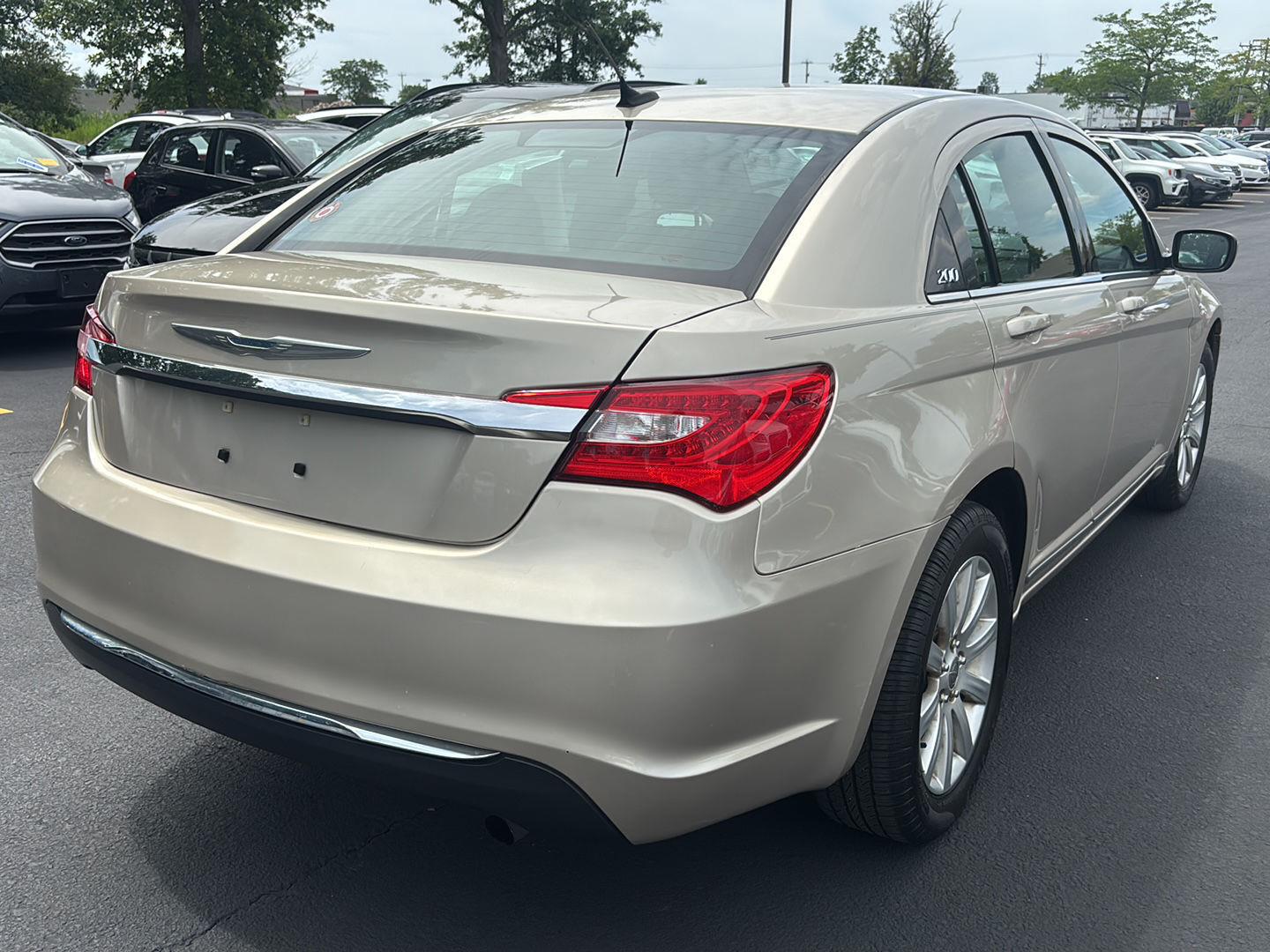 Used 2013 Cashmere Pearl Chrysler Touring image 6