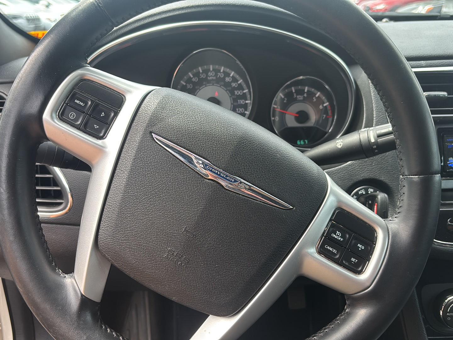 Used 2013 Cashmere Pearl Chrysler Touring image 9