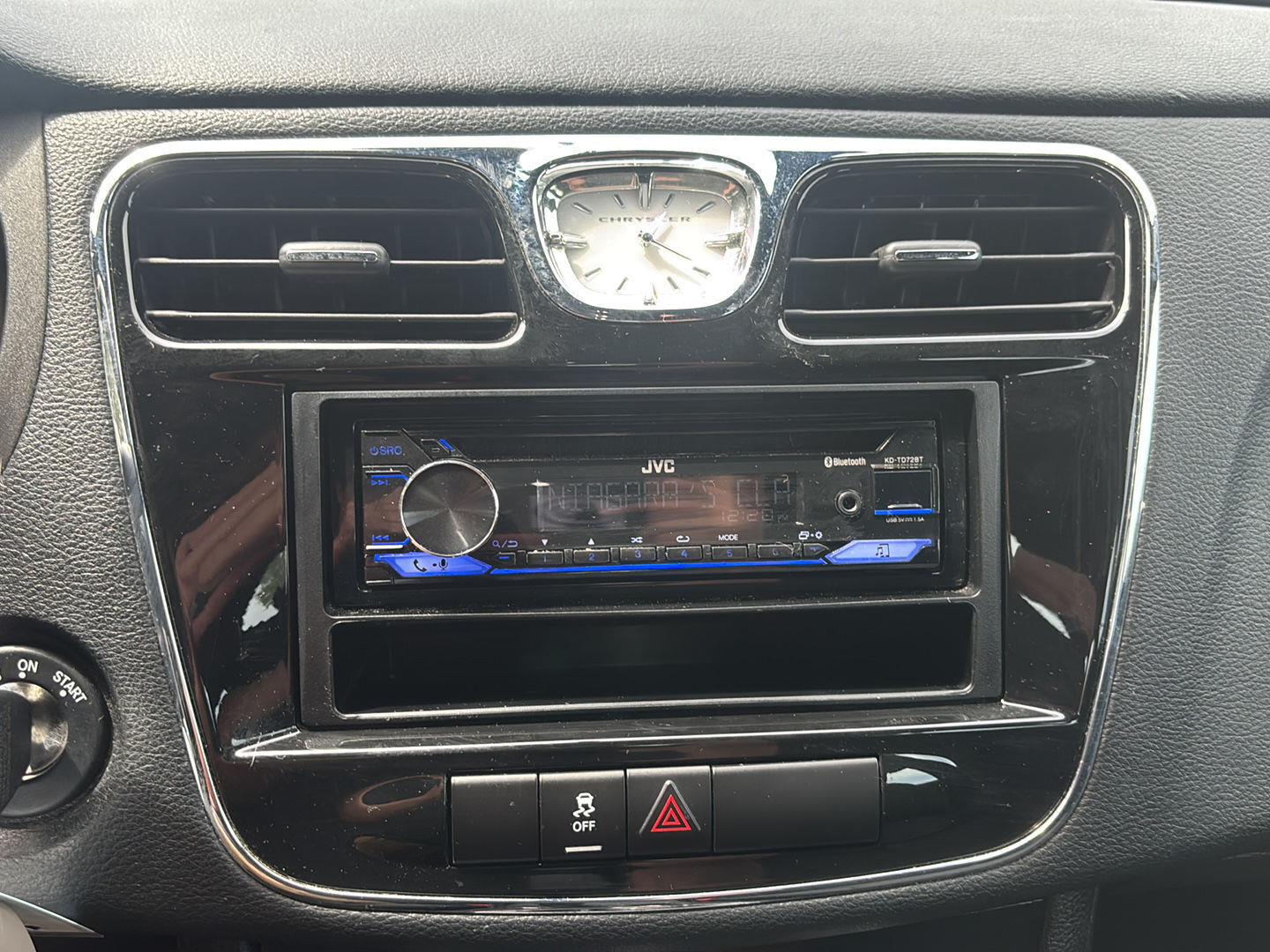 Used 2013 Cashmere Pearl Chrysler Touring image 11