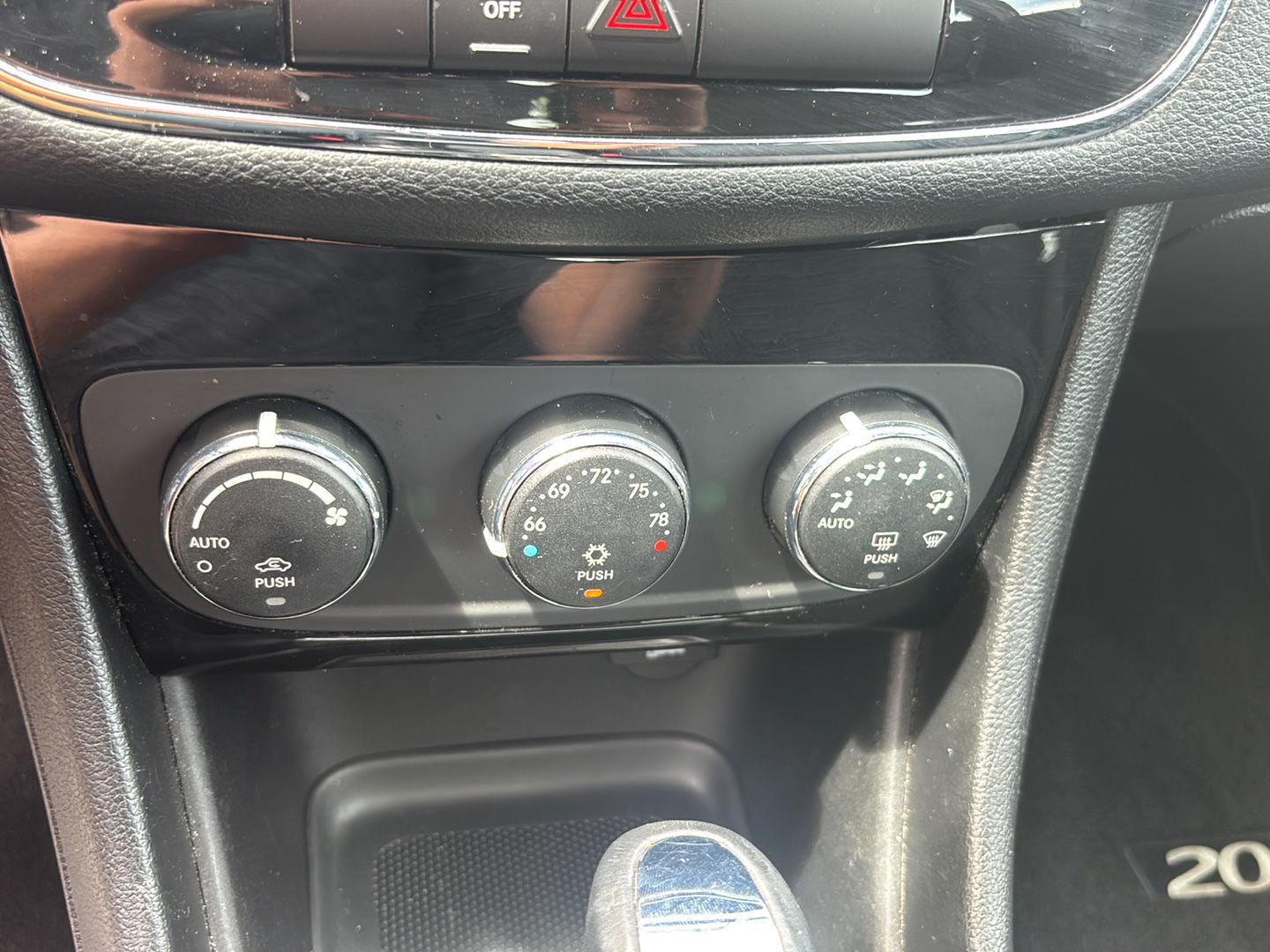 Used 2013 Cashmere Pearl Chrysler Touring image 12