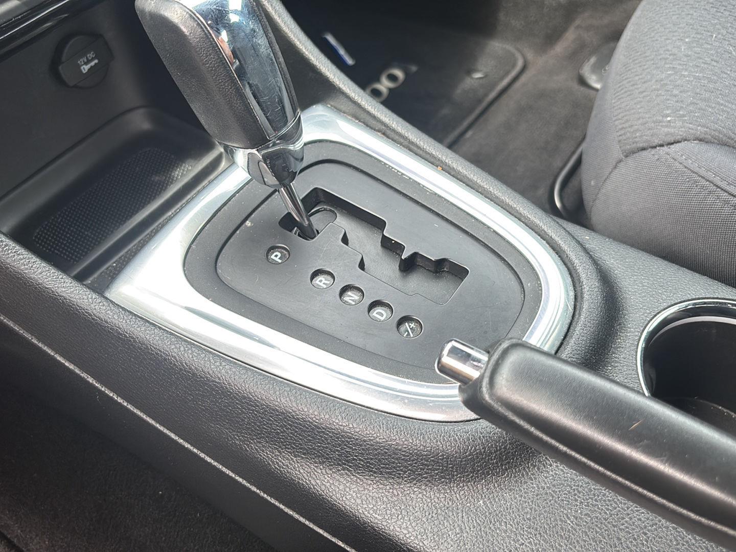 Used 2013 Cashmere Pearl Chrysler Touring image 14