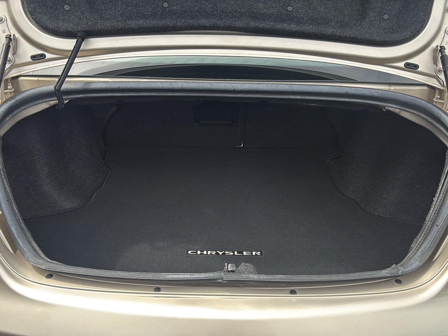 Used 2013 Cashmere Pearl Chrysler Touring image 18