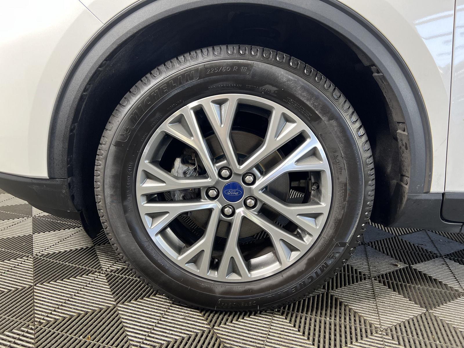 Used 2022 Star White Metallic Tri-Coat Ford SEL image 9