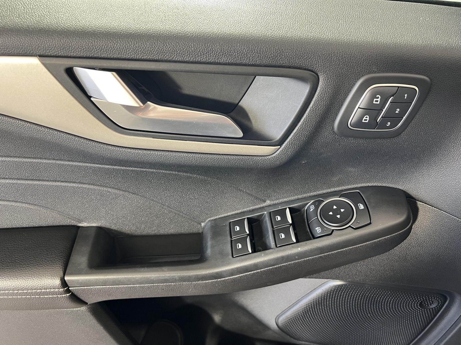 Used 2022 Star White Metallic Tri-Coat Ford SEL image 13
