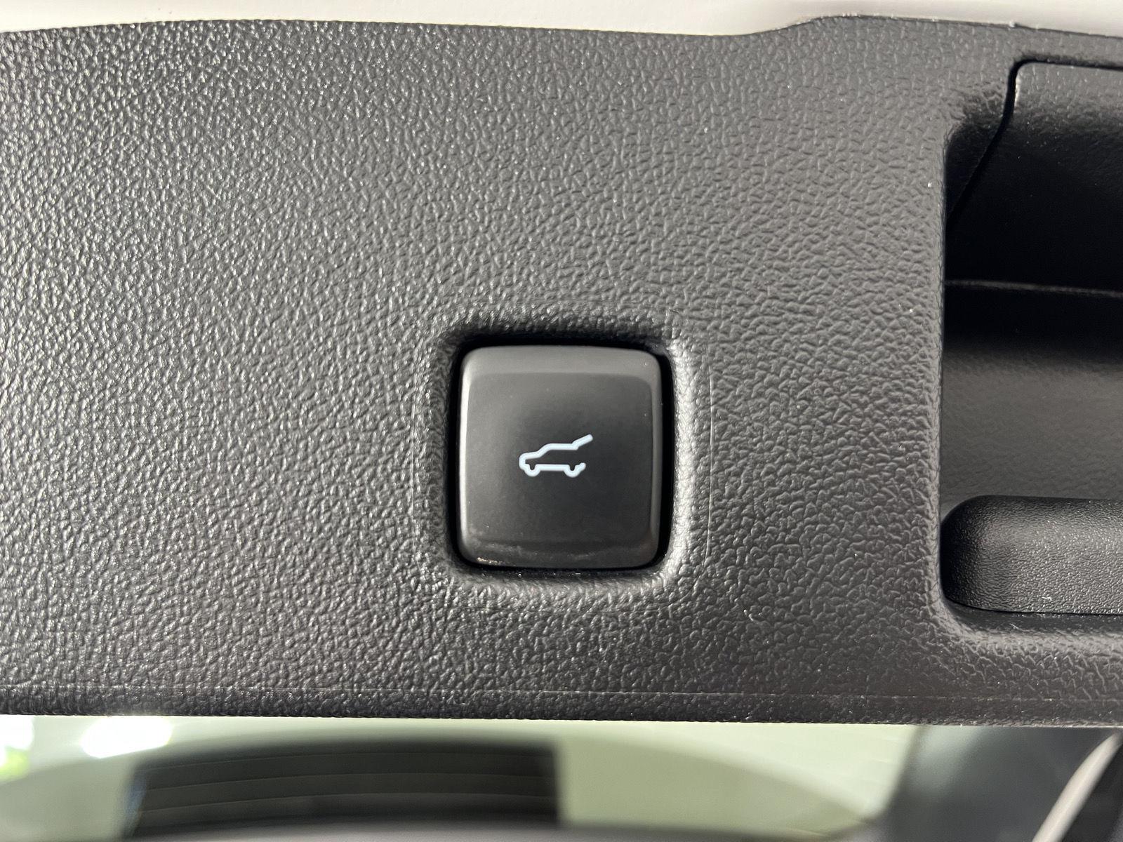 Used 2022 Star White Metallic Tri-Coat Ford SEL image 30