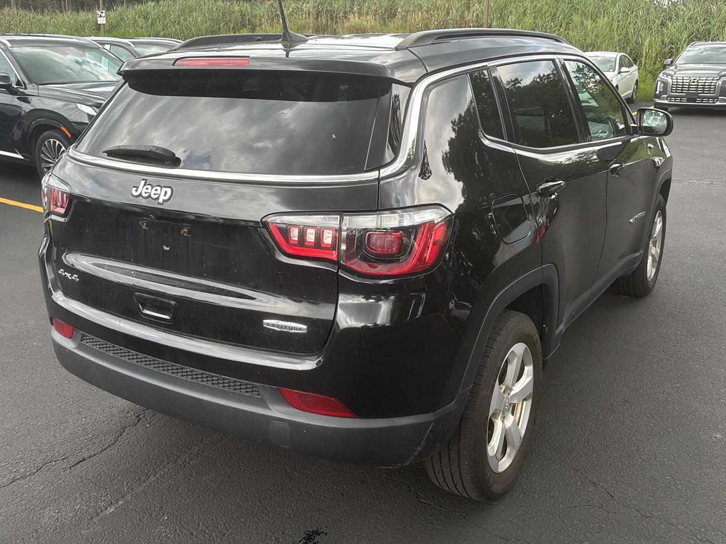 Used 2021 Diamond Black Crystal Pearlcoat Jeep Latitude image 6