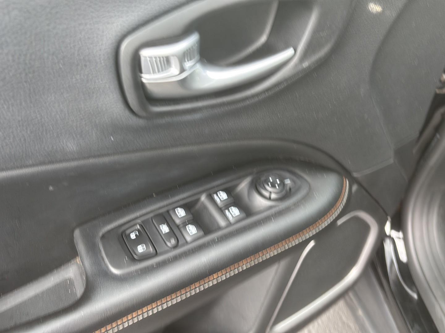 Used 2021 Diamond Black Crystal Pearlcoat Jeep Latitude image 7