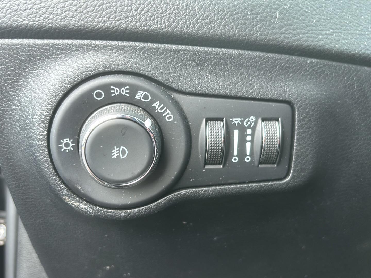 Used 2021 Diamond Black Crystal Pearlcoat Jeep Latitude image 8