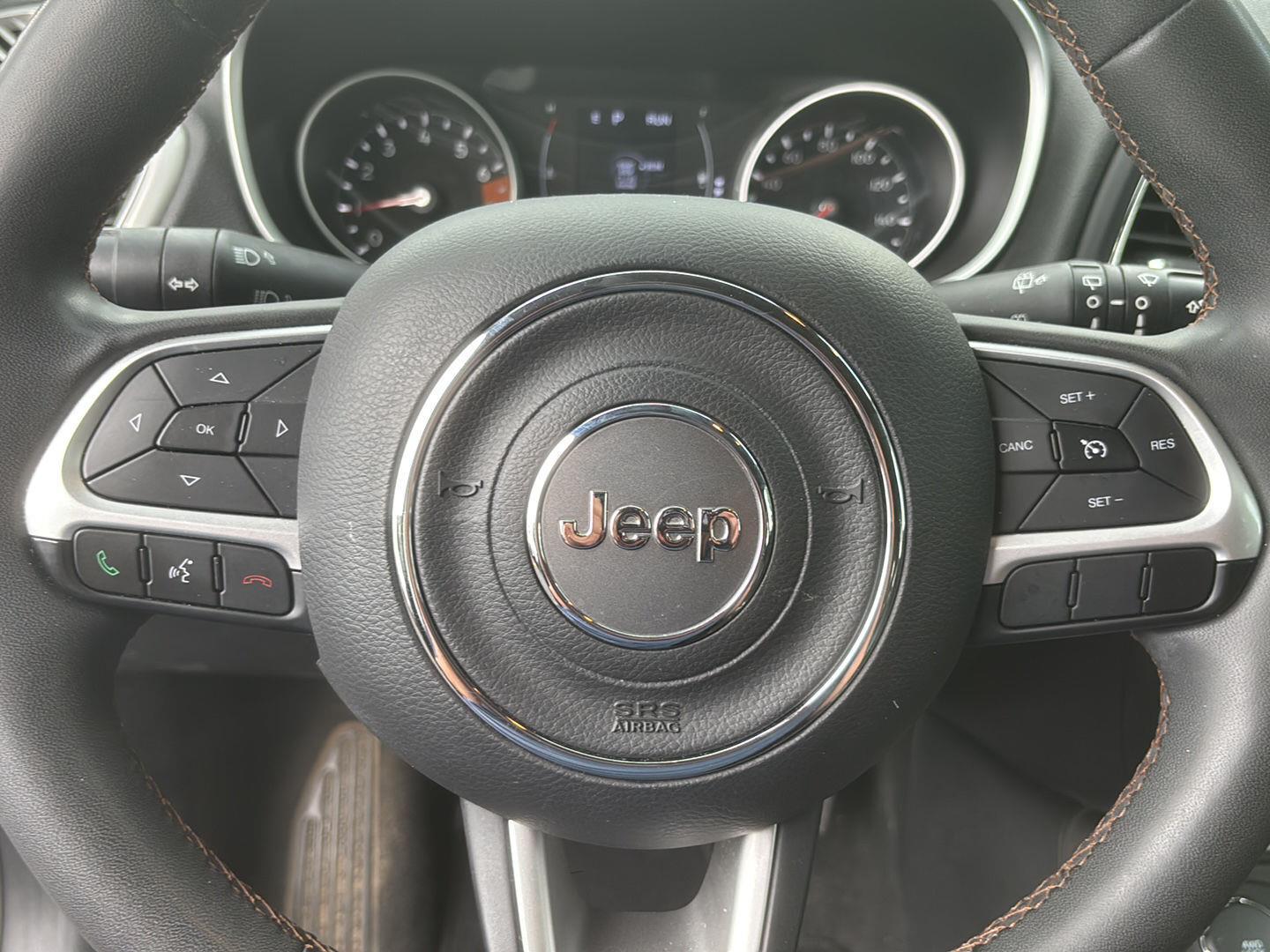 Used 2021 Diamond Black Crystal Pearlcoat Jeep Latitude image 9