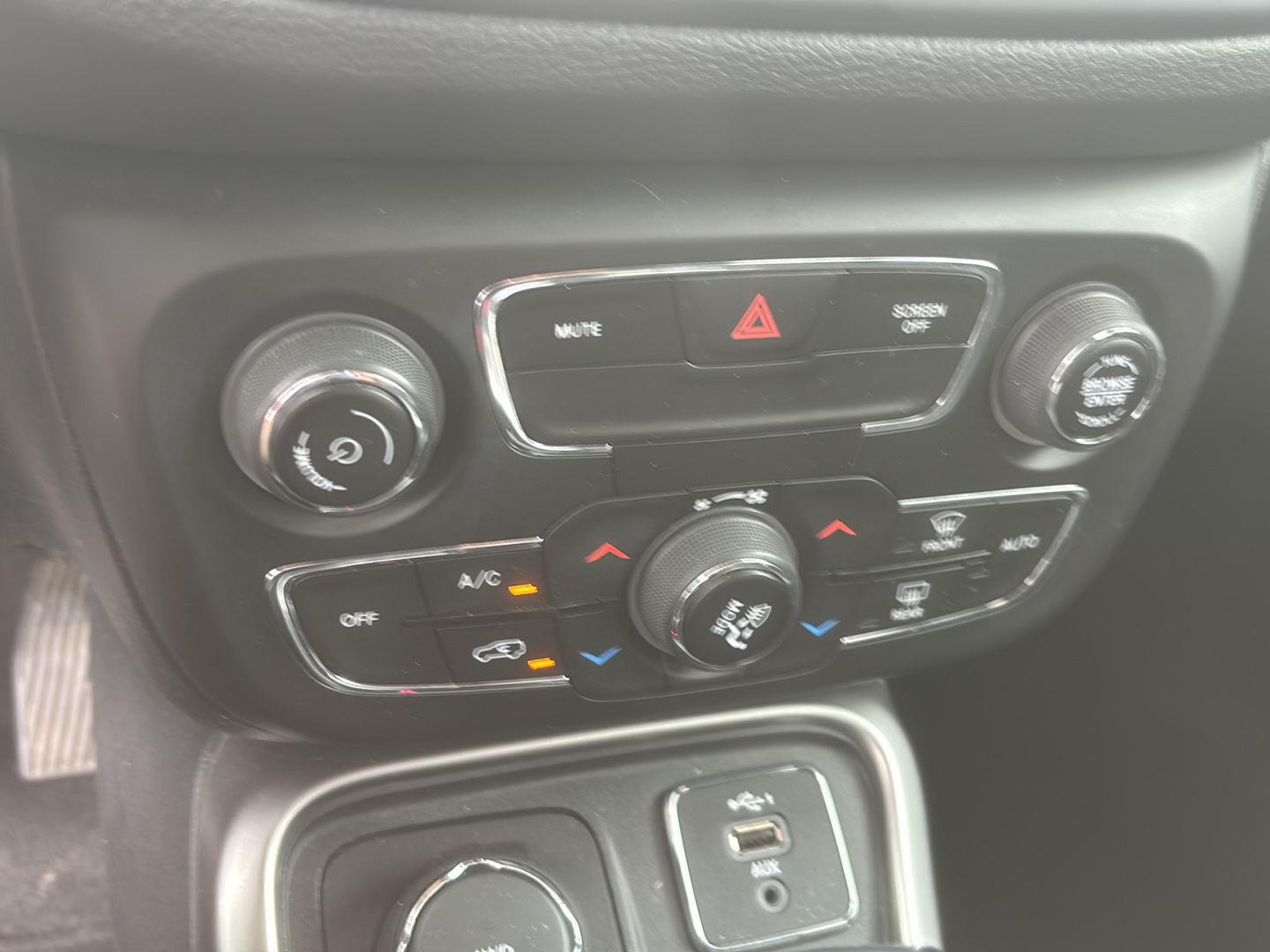 Used 2021 Diamond Black Crystal Pearlcoat Jeep Latitude image 12
