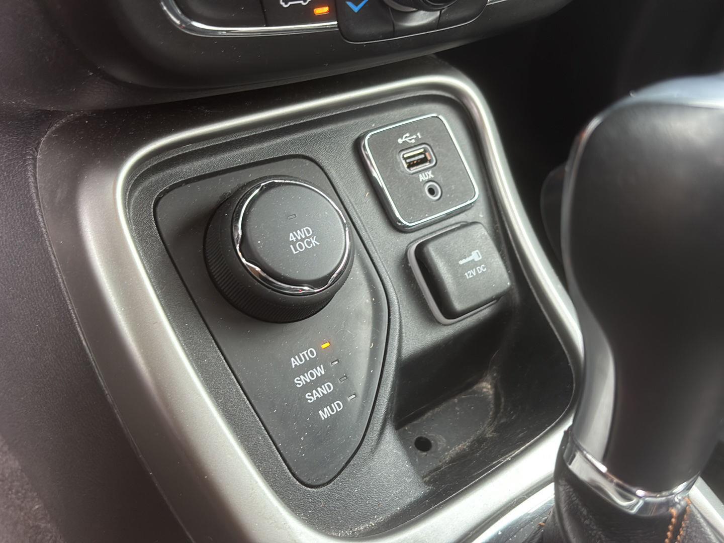 Used 2021 Diamond Black Crystal Pearlcoat Jeep Latitude image 13
